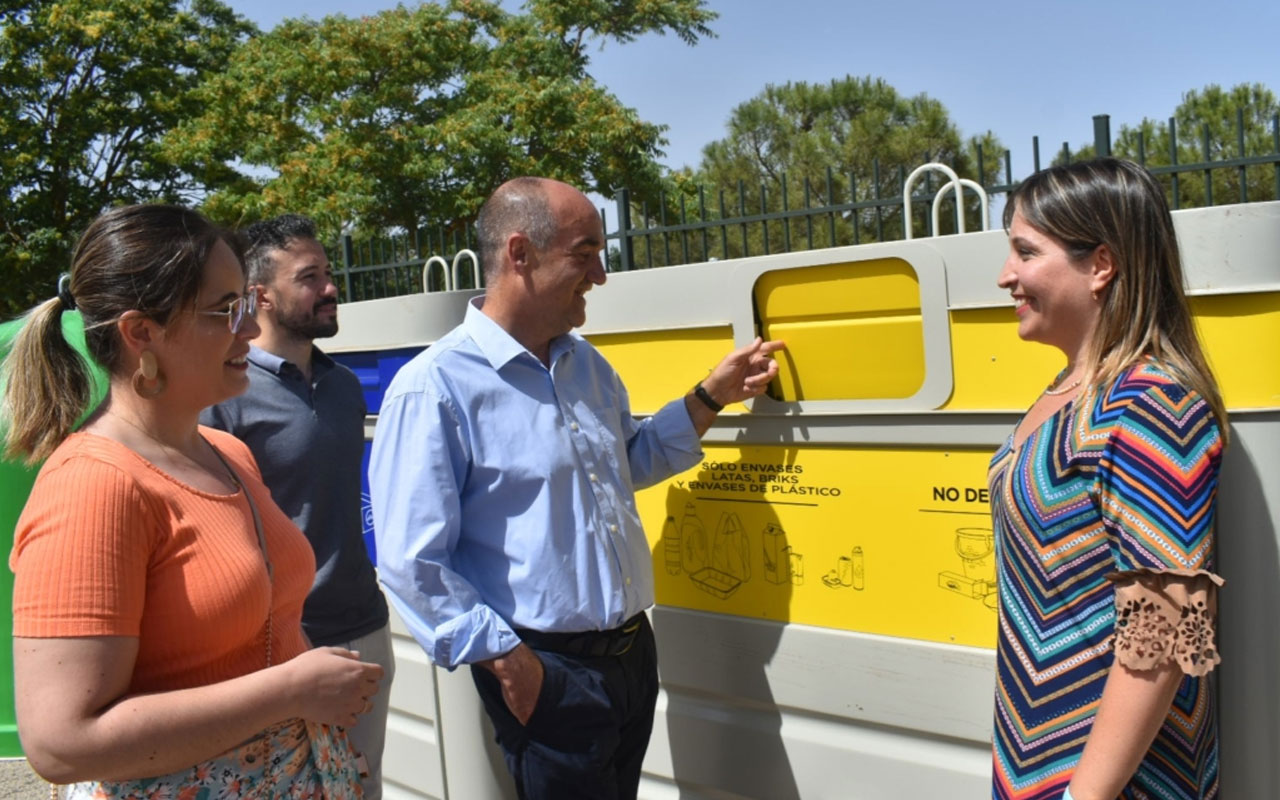 El Consorcio Provincial de Medio Ambiente facilita un total de 18 nuevos contenedores de vidrio, papel-cartón y envases a Villarrobledo